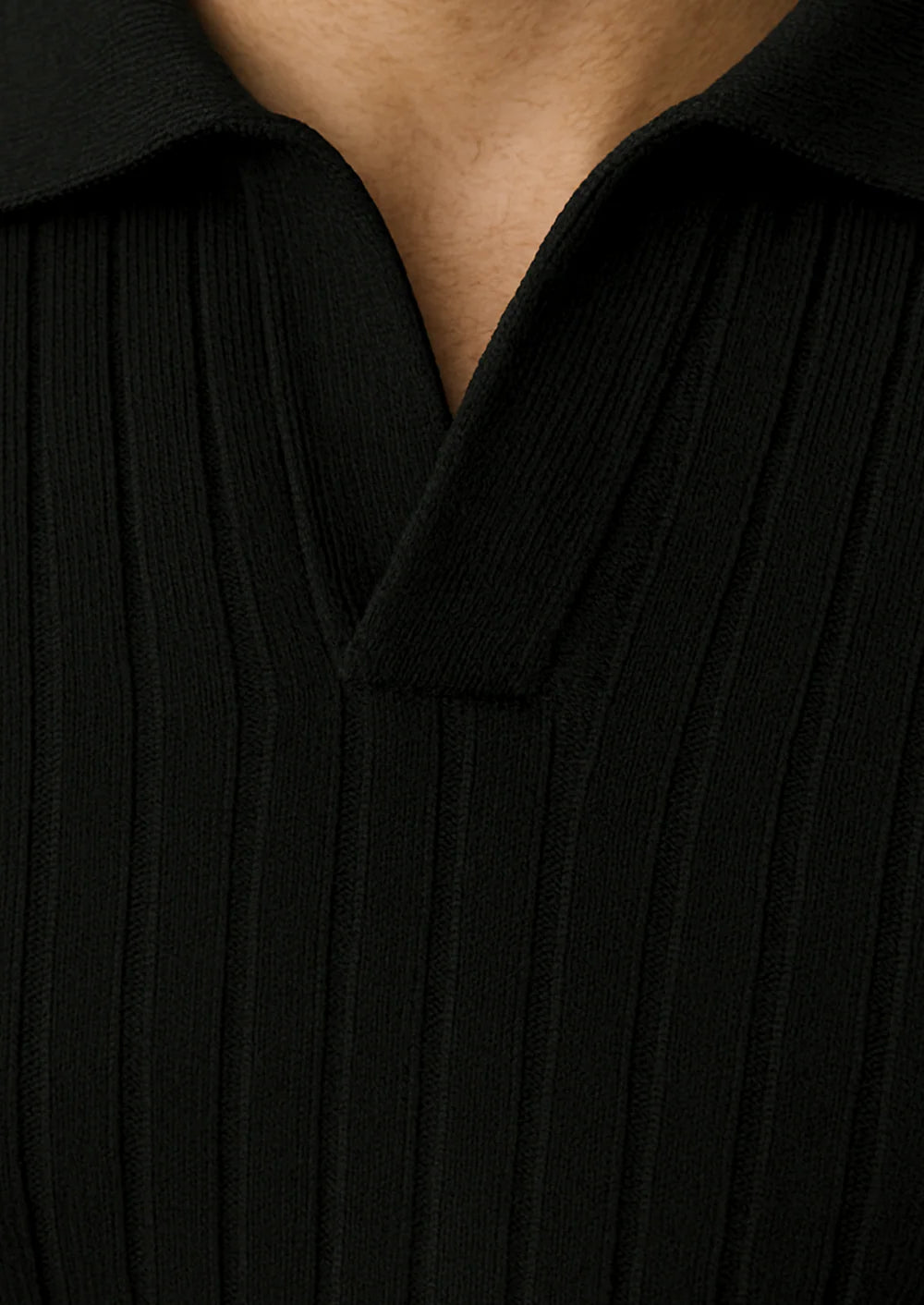 BLACK BUTTONLESS RIBBED POLO